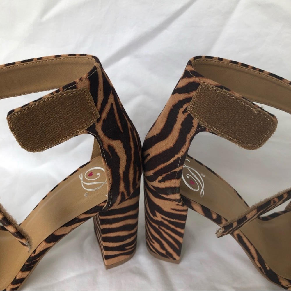 ⬇️💲”D” Tiger Print Block Heels  NWOT - Picture 6 of 10